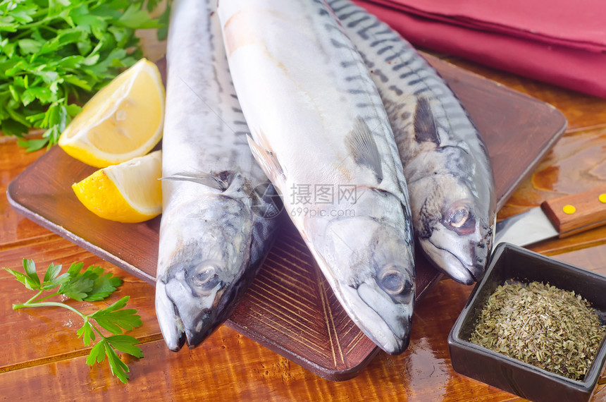 生鱼柠檬鲭鱼海洋香料市场食物盐渍梳理蓝色盐水图片