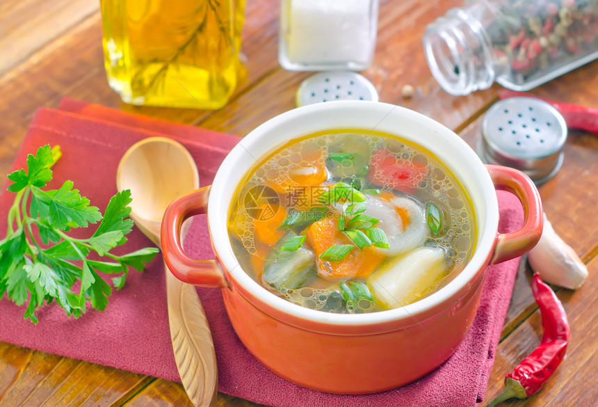 新鲜汤香菜豆类辣椒橙子鸡汤美食乡村土豆盘子食物图片