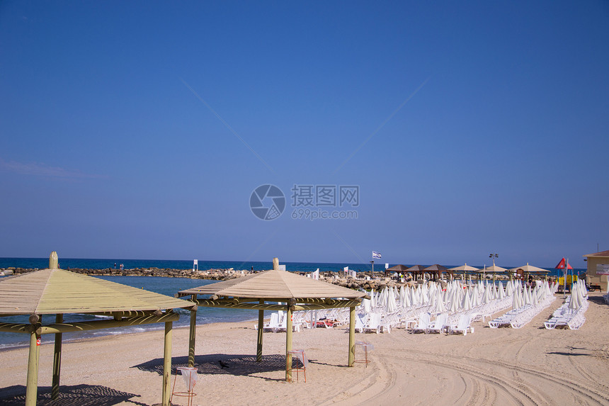 沙滩上的雨伞和防晒霜海洋旅游热带旅行晴天天堂酒店假期海景支撑图片