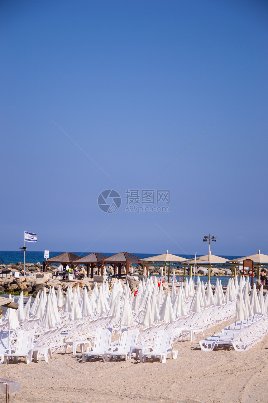 沙滩上的雨伞和防晒霜蓝色奢华旅游热带酒店天空风景旅行海洋天堂图片