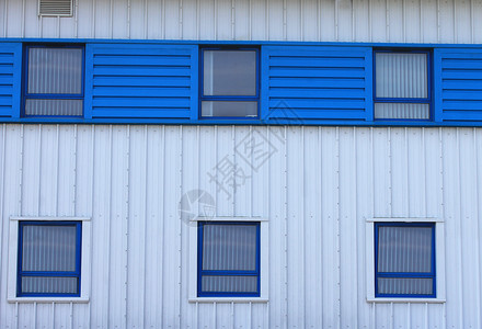 现代办公楼职场建筑百叶窗金属水平建筑学瓦楞玻璃日光蓝色背景图片