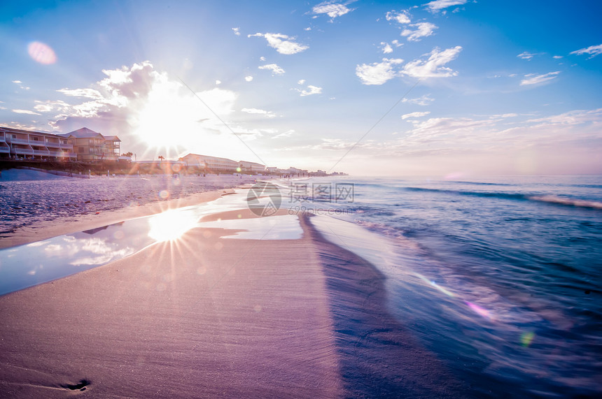 日出在阳光照耀的佛罗里达州上空蓝色反射横梁季节地平线波浪场景假期气候天空图片