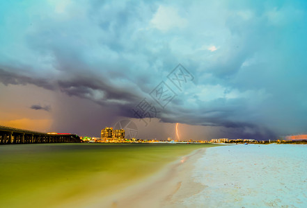 弗罗伦萨弗罗里达上空的暴风天气预报蓝色游客海洋棕榈假期天空阳光建筑酒店背景