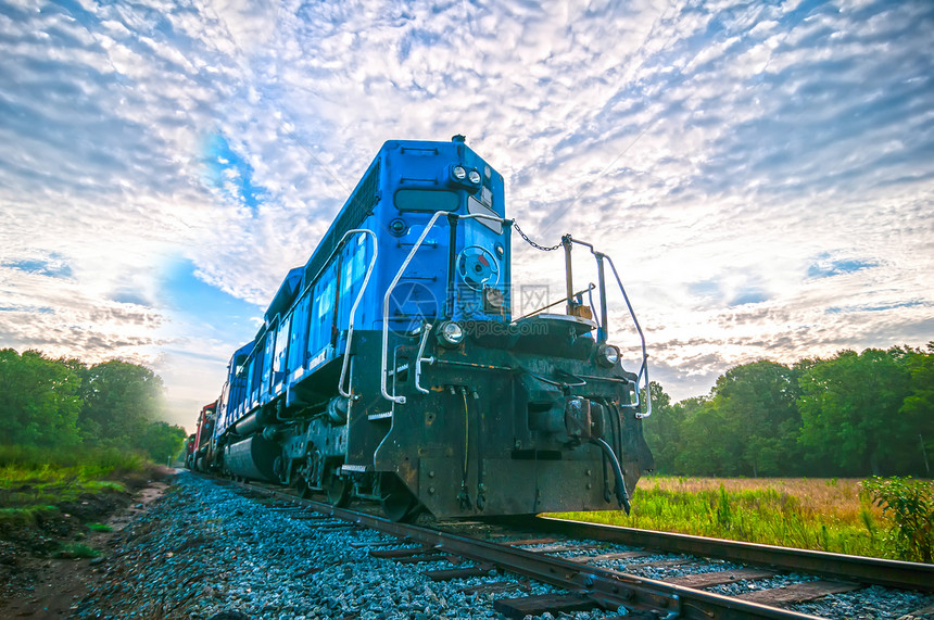 日出时蓝色货运火车发动机柴油机运输车轮金属蒸汽小路通道过境航程植物图片