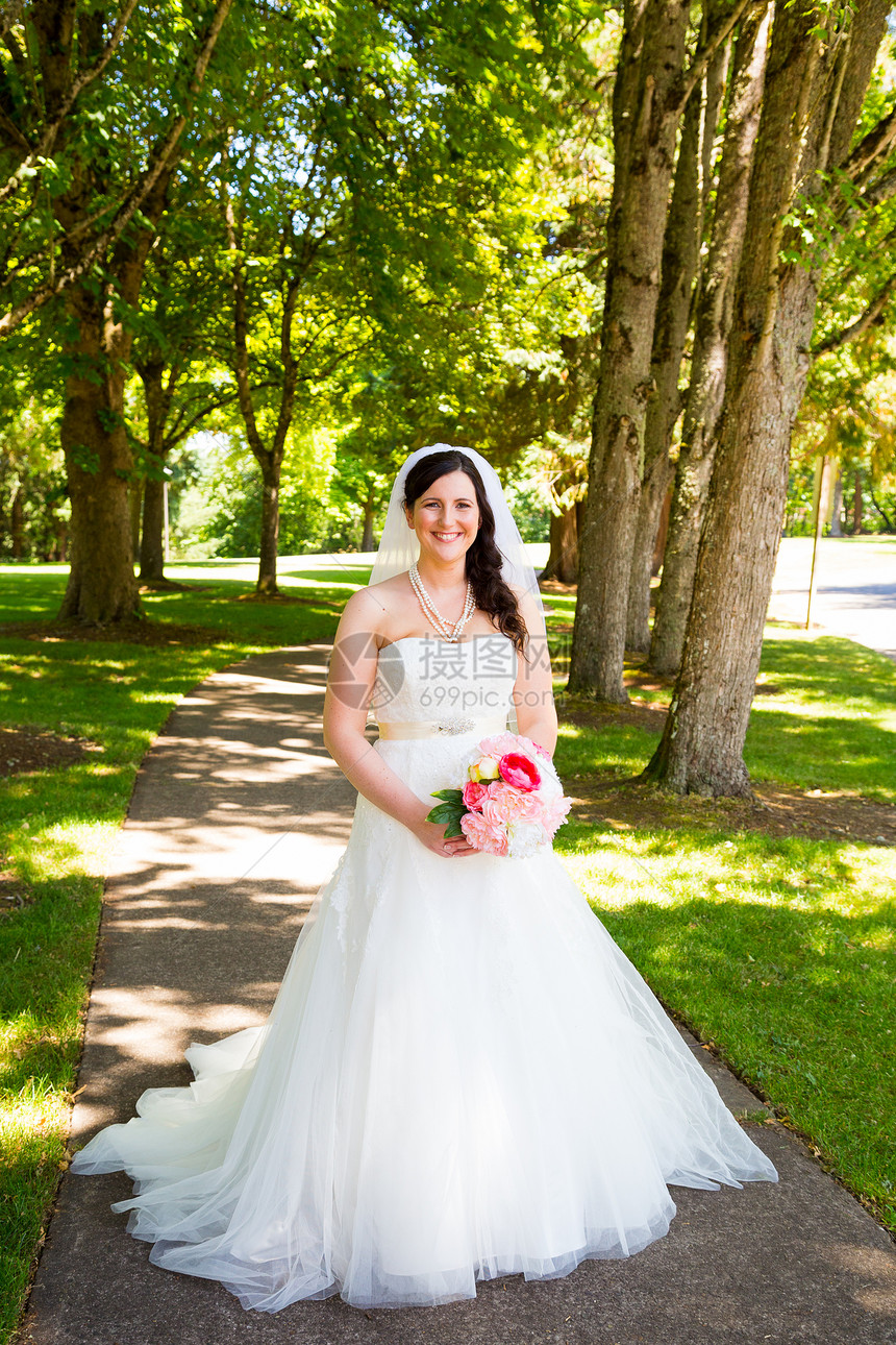 美丽的新娘肖像外门夫妻婚礼裙子粉色花朵庆典婚姻白色女士花束图片