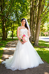 美丽的新娘肖像外门花束面纱人像女士女性庆典夫妻裙子女孩婚礼背景图片