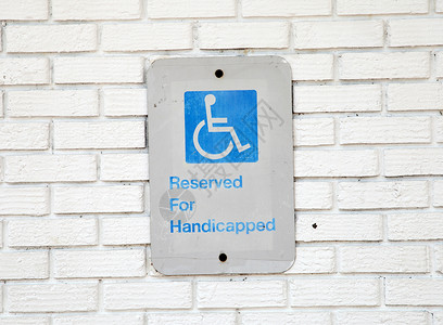 残疾人停车标志车轮蓝色街道轮椅椅子残障减值天空人士病人背景图片