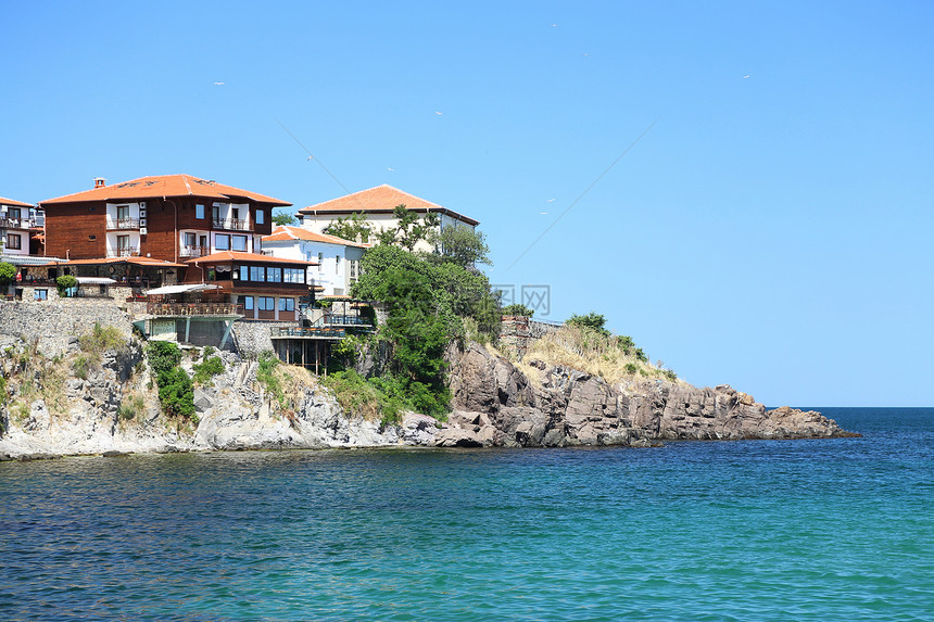 位于海上悬崖上的现代别墅图片