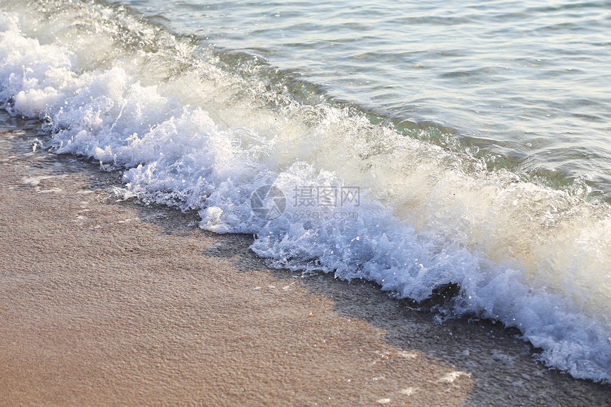 桑迪海滩和美丽的海浪图片
