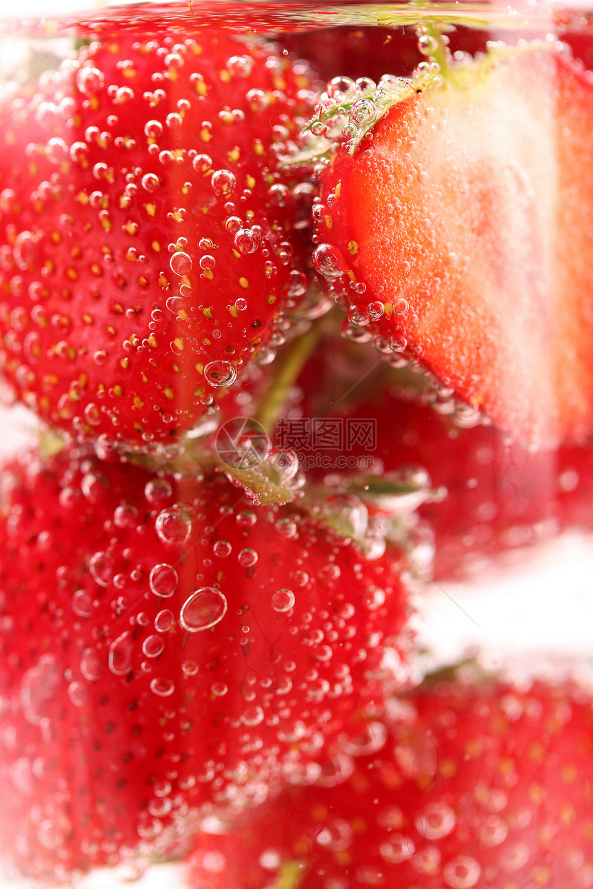 含有水泡沫的草莓食物薄荷饮料苏打水果草本植物稻草反射气泡玻璃图片