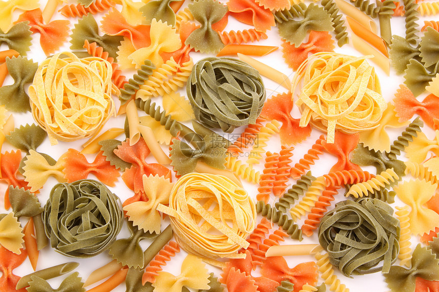 不同面食背景的 Dagliolini橙子面条派对黄色食物三色营养品绿色螺旋饺子图片