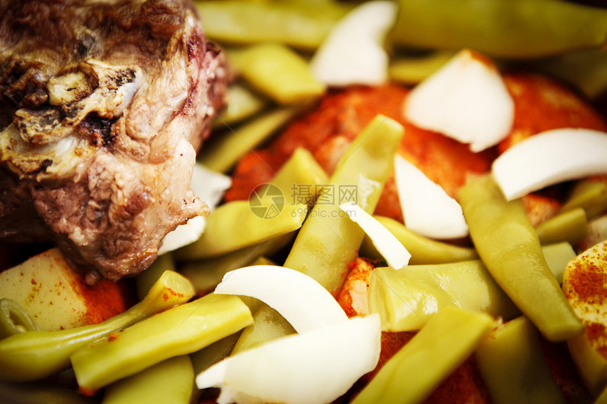 混合蔬菜的羊肉炖菜草药营养水平钢包洋葱食物土豆烹饪羊肉勺子图片