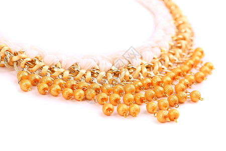 白地上的金珍珠项链模仿黄色珠宝珍珠首饰美丽金子背景图片