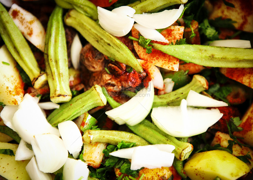 混合蔬菜的羊肉炖菜洋葱钢包金属羊肉水平烹饪食物晚餐勺子土豆图片
