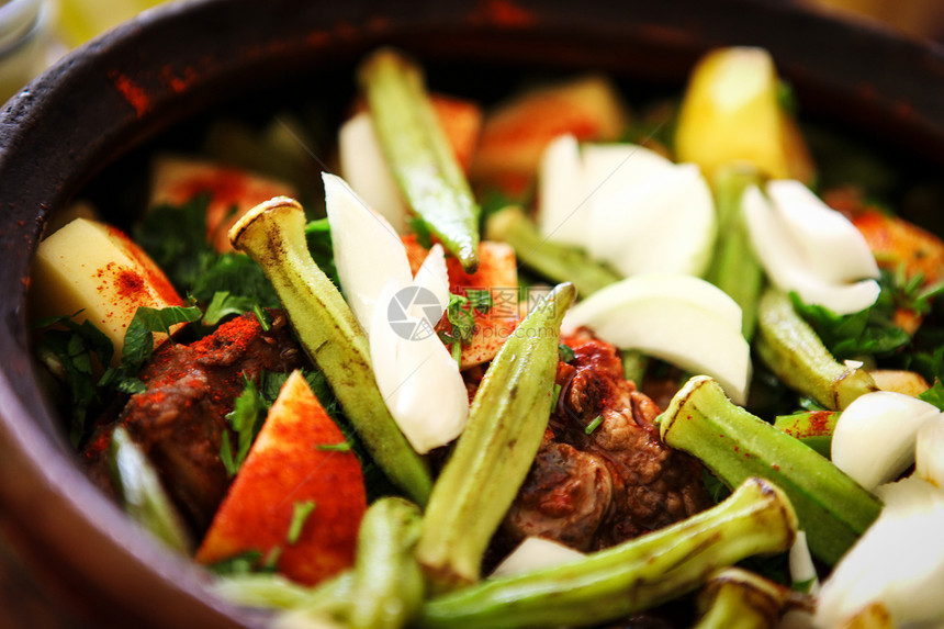 混合蔬菜的羊肉炖菜洋葱土豆晚餐烹饪金属羊肉钢包草药食物勺子图片