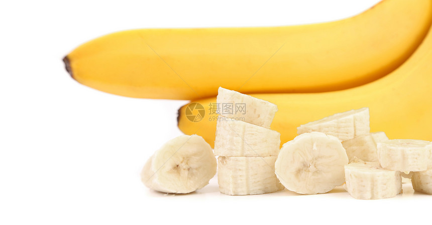 开裂香蕉和白上孤立的一块图片
