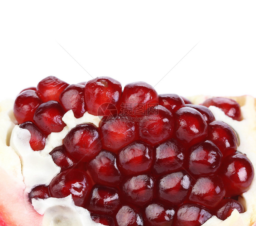 石榴切片在白色上隔离 特写农业水果红色营养食物饮食义者甜点种子谷物图片