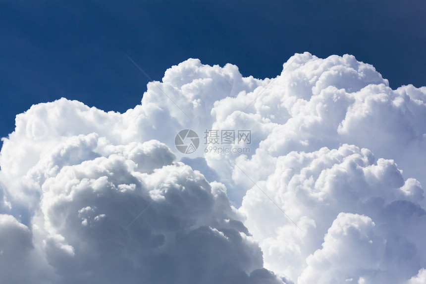 白云和灰云气候蓝色季节天空阳光青色想像力天堂气氛空气图片