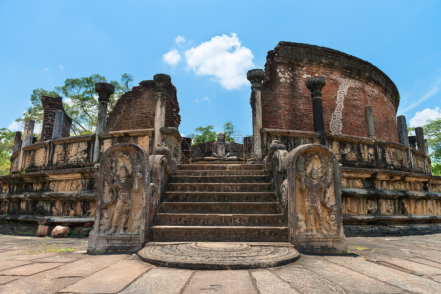 古代斯里兰卡建筑独有的结构 是历史悠久的雕像游客废墟天空石头寺庙岩石雕塑建筑学雕刻图片