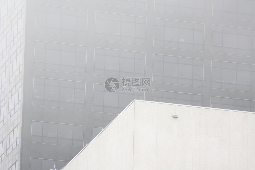 雾中大楼图片