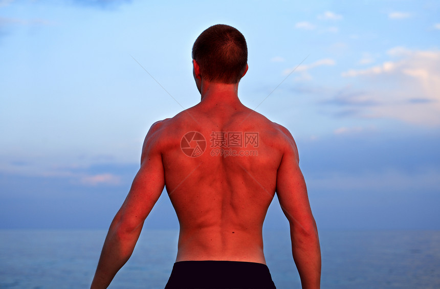 青年运动员身体男孩日出生活方式体操运动青春期海滩天空自由图片