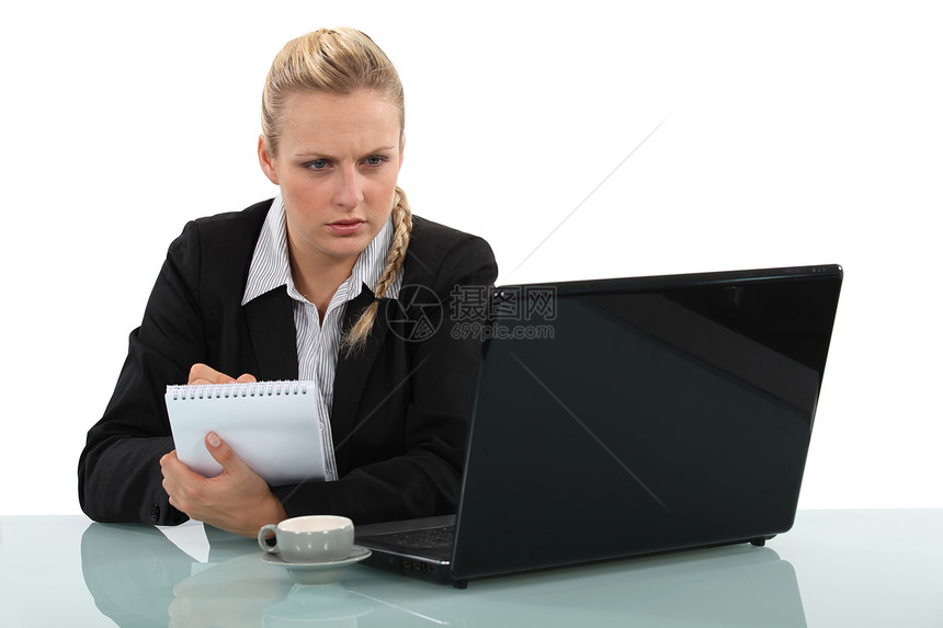 在办公桌工作的妇女女性笔记本办公室衣领电脑软垫思维就业生意人互联网图片