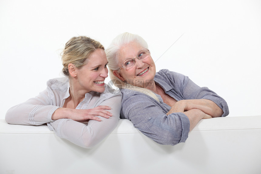 两个女人在白色沙发上图片