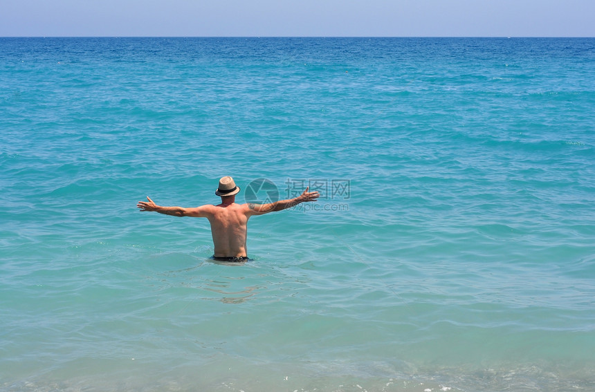男人在水中旅行游泳蓝色旅游乐趣海洋帽子图片
