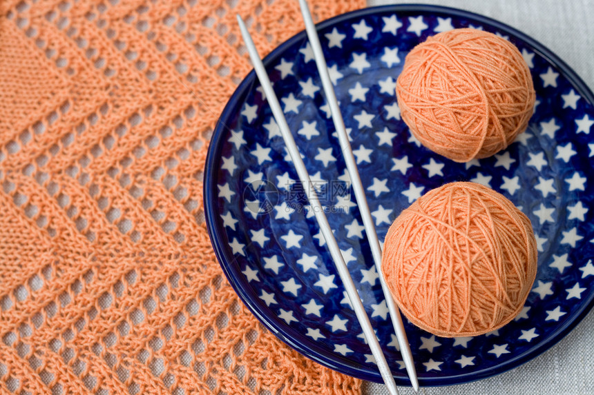 两球粉红线和针织针 在蓝色盘子上绳索房子娱乐工作橙子星星菜肴国家闲暇消遣图片