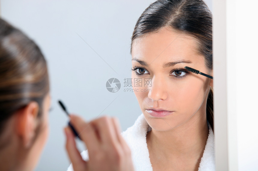 涂眼妆的黑白刷子女士头发专注白色成人外貌反射产品镜子图片
