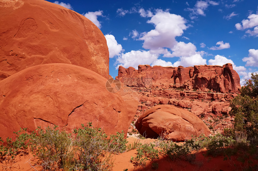 红沙漠编队风景荒野踪迹背包山脉远足沙漠岩石干旱图片