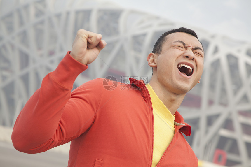 坚定的年轻人 用拳头在空中一拳 北京图片