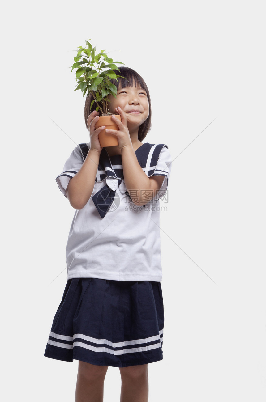 包抱女孩的罐装植物影棚黑发白色盆栽微笑对象幼苗蓝色短发裙子图片