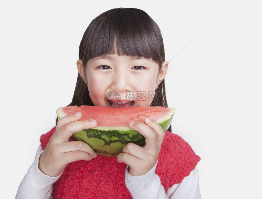 小女孩吃西瓜 演播室拍摄图片
