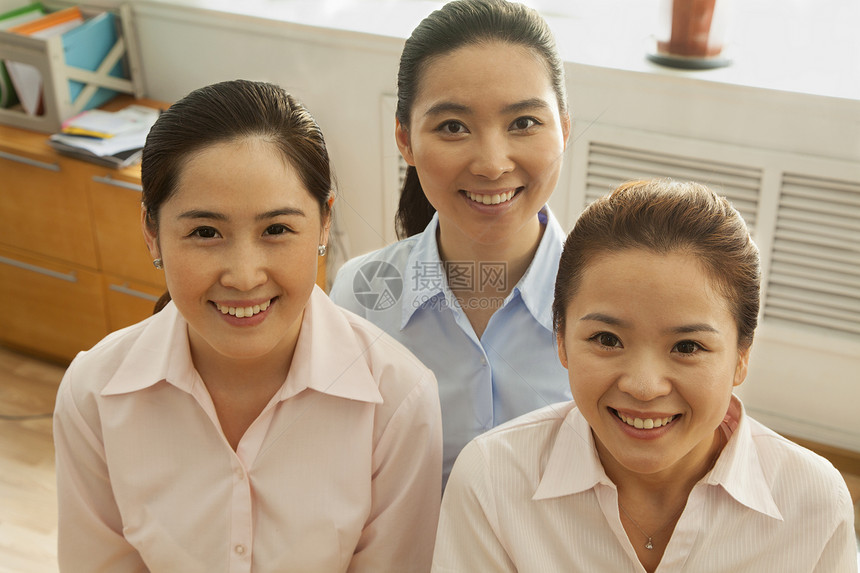 女商务人士微笑三个人女性收腰职业白领办公室业务视角人士前景图片