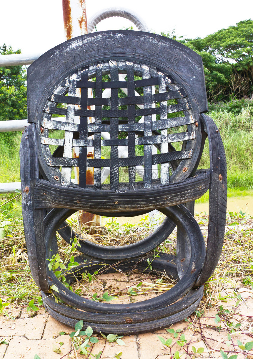 铁栅栏旁的旧椅子古董装饰个性工艺橡皮车轮工作白色风格凳子图片