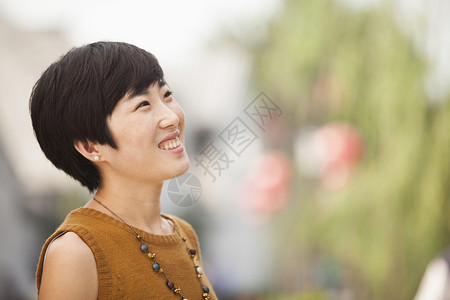 中国北京青年女子肖像 中国北京服装微笑头肩短发摄影街道黑发休闲露齿女性背景图片