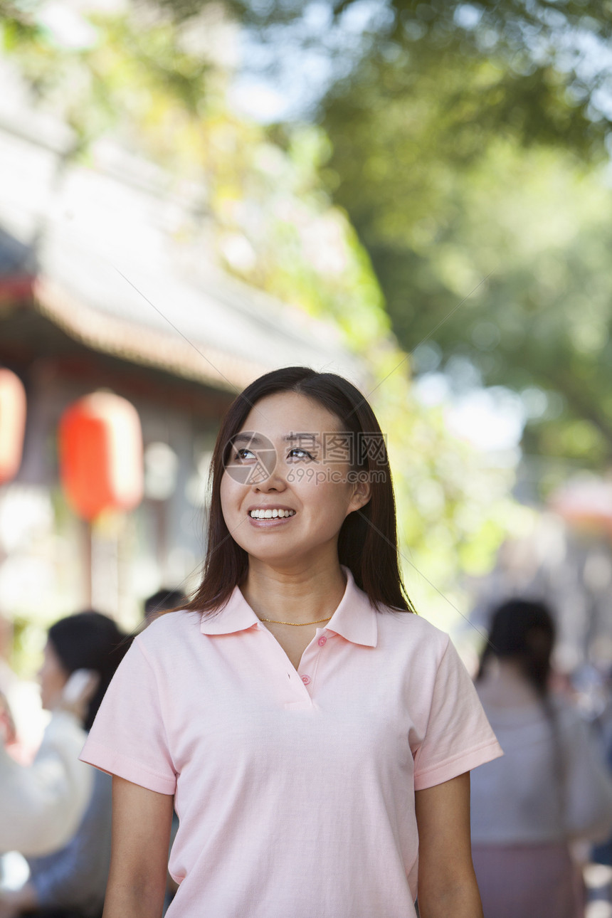 北京青年女子肖像 北京服装休闲收腰微笑城市女性前景幸福粉色街道图片