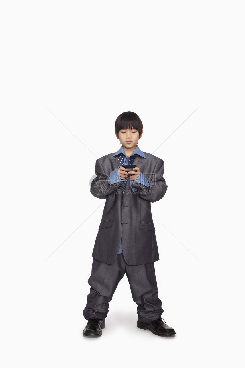 男孩装扮成商务人士 检查手机号码图片