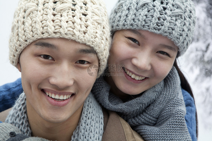 雪中年轻夫妇年轻人低温微笑活动女朋友幸福友谊服装乐趣团结图片
