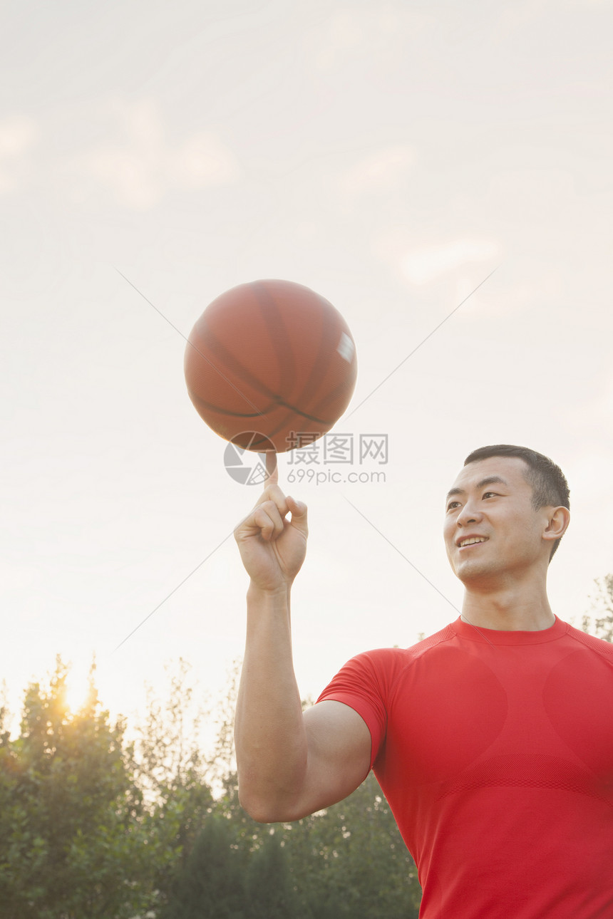 体育男子旋转篮球图片