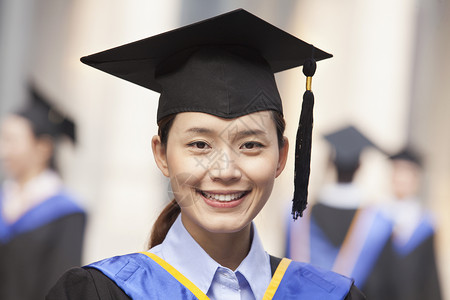年轻女毕业生微笑 肖像中国高清图片素材