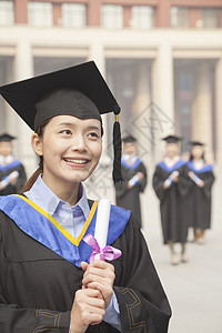 青年女毕业生毕业文凭成功年轻人五个人证书教育帽子流苏大学生庆典女性自豪高清图片素材