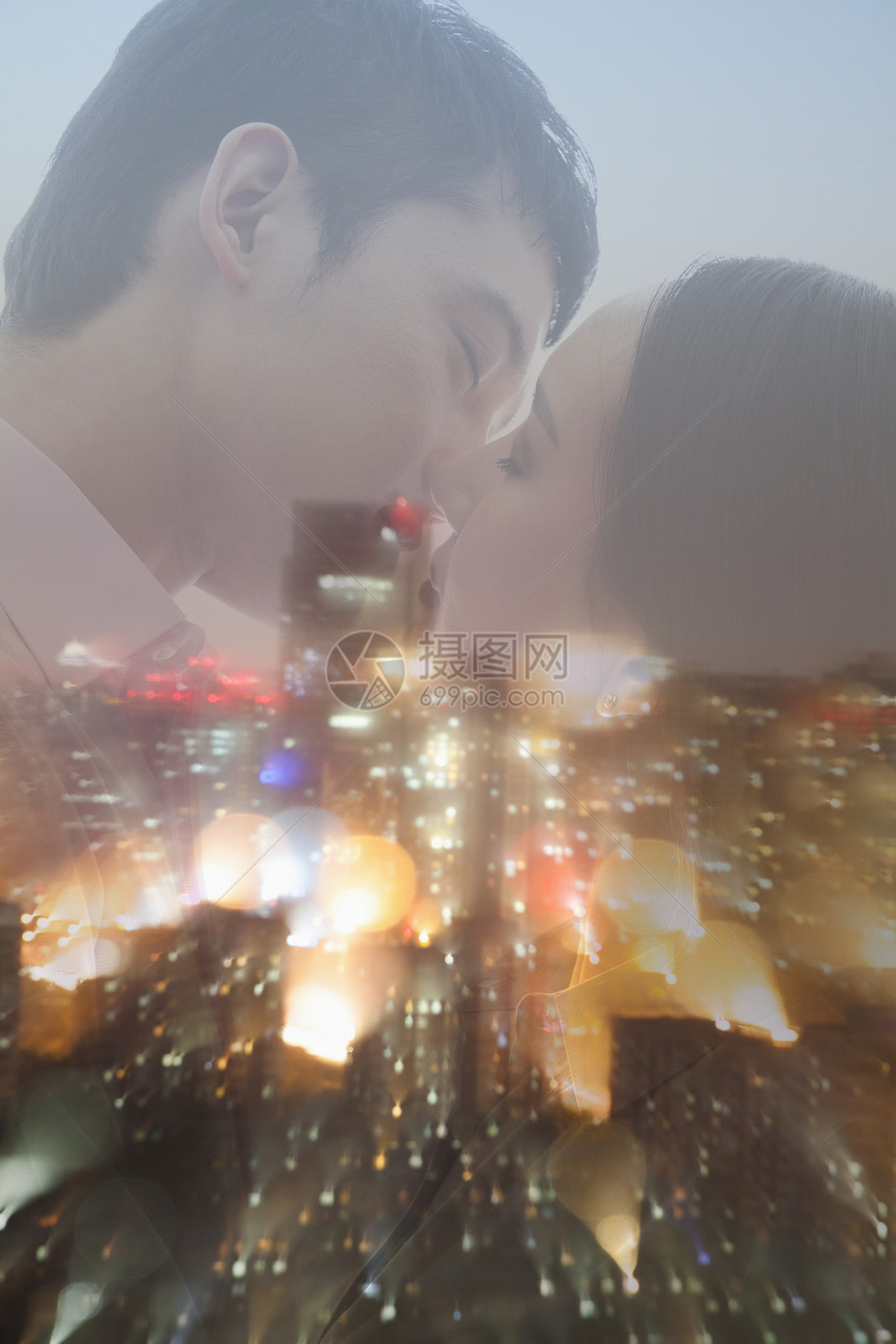 夜间城市风景的双对亲吻双重暴露图片