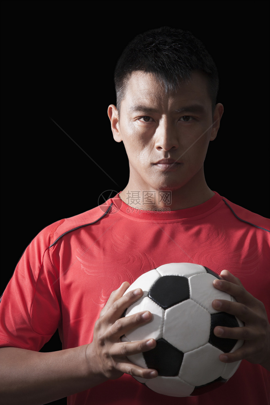 足球运动员将球握在胸前 黑色背景休闲享受摄影棕色头发收腰生活方式个性体育短发图片