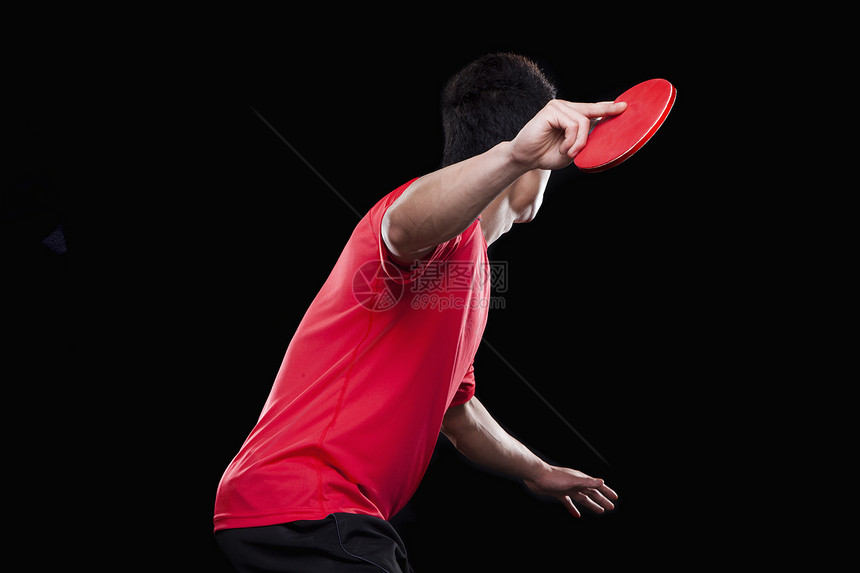 男人打乒乓球 黑人背景短发棕色黑色运动员活动享受休闲双臂态度生活方式图片