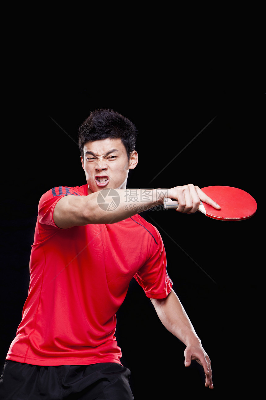 男人打乒乓球 黑人背景休闲年轻人态度长度棕色影棚乒乓侵略生活方式个性图片