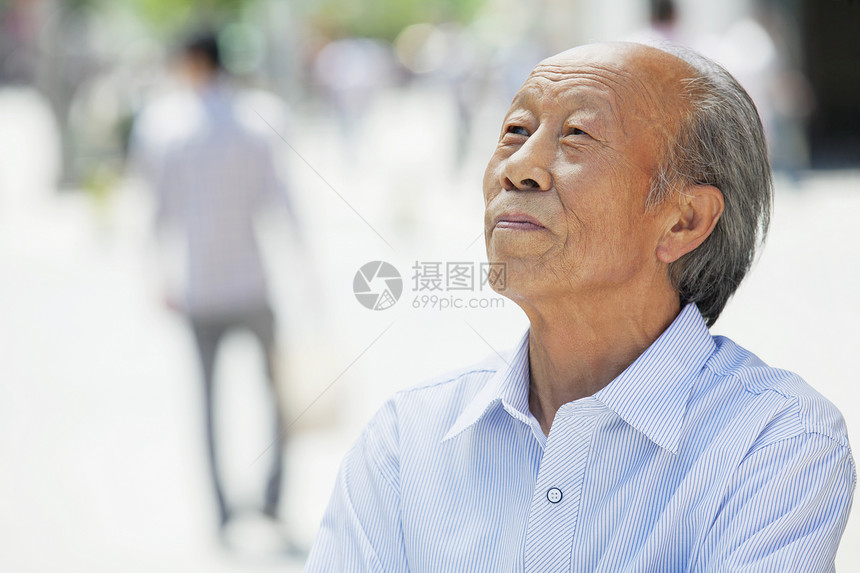 北京户外微笑的老人的肖像图片