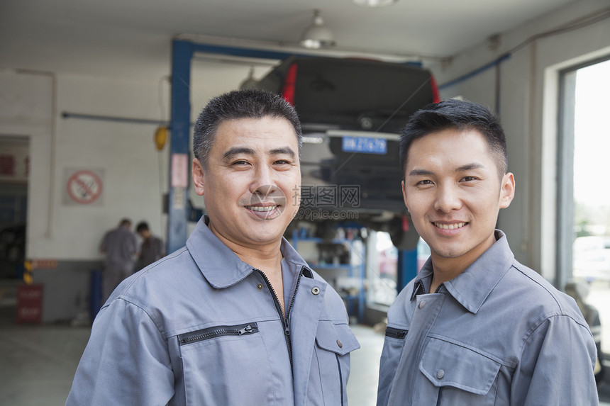 两台停车场机械师的肖像头肩汽车职业团结男人修理微笑服务灰色奉献图片