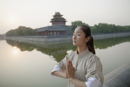 太液池女青年练习太池长发宝塔福利享受运动活力禅意平衡手势生活方式背景